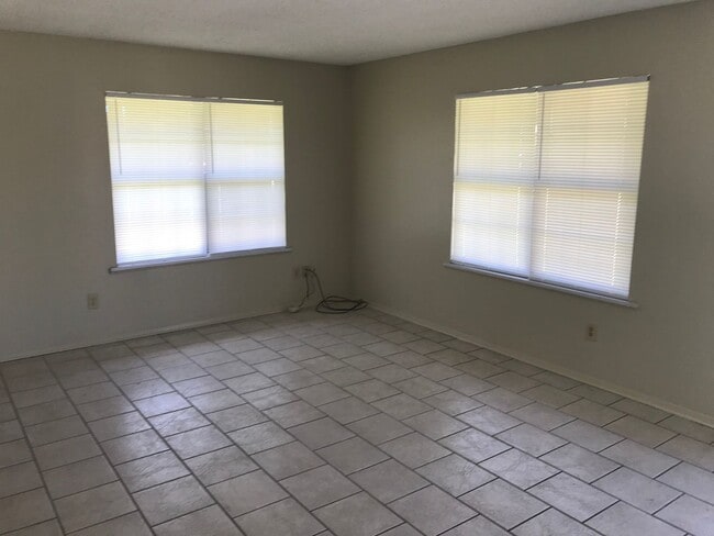 Building Photo - 308 Knollwood/Strasbourg