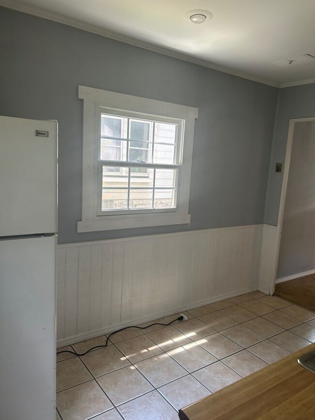 Building Photo - Charming 2-Bedroom Property in Prime Location