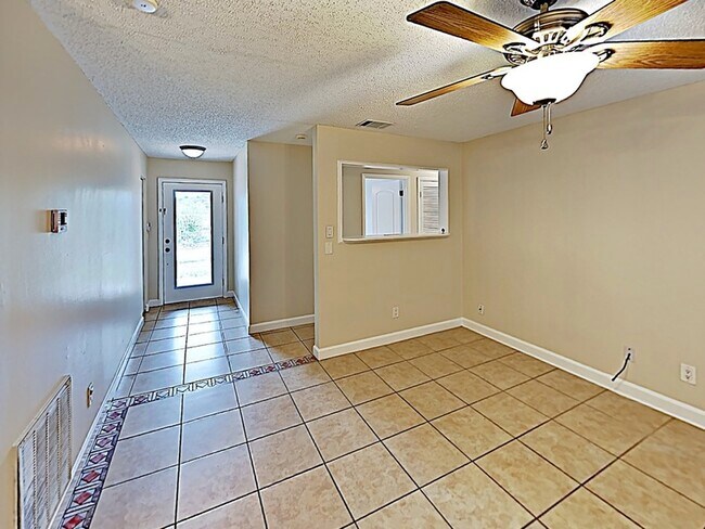 Building Photo - 250 Crestview Dr