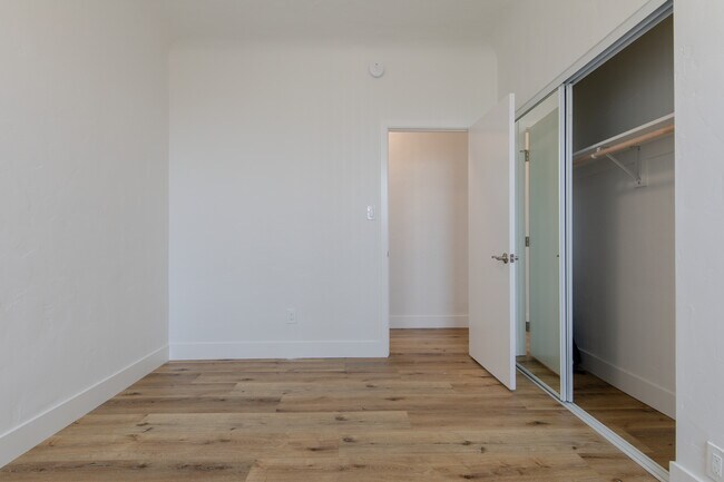 Foto del edificio - Newly Renovated Apartments