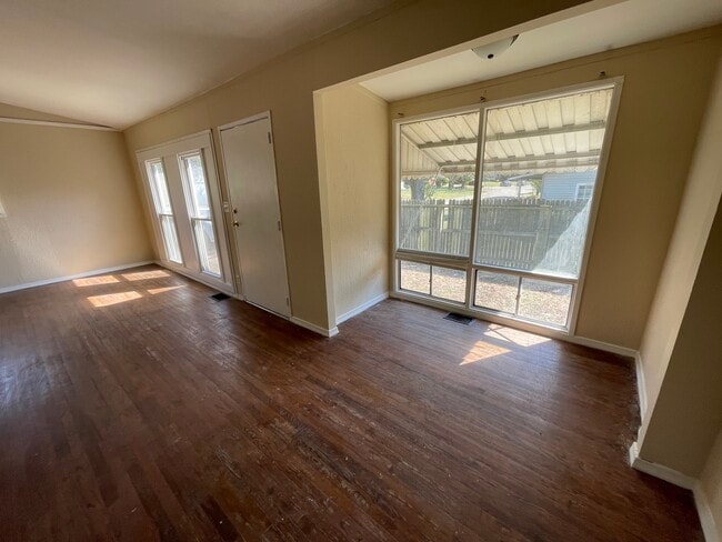 Building Photo - 504 Pixley St