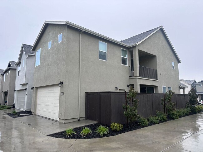 Foto del edificio - Beautiful/Spacious 3/2.5 (SOLAR) Natomas!  Please reference ad for viewings!