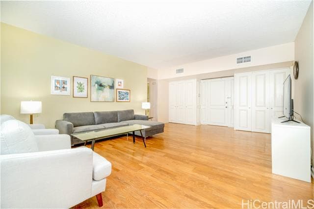 Building Photo - 4999 Kahala Ave