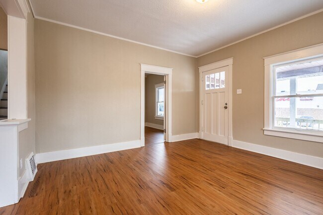 Building Photo - Newly Renovated 4 Bed 1 Bath