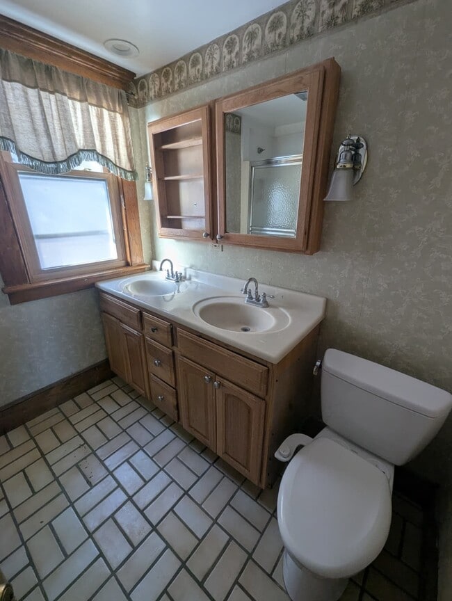 Building Photo - 64 Stanley St