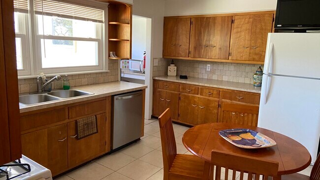 Building Photo - 525 Marvin Dr