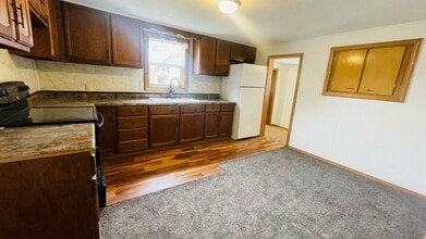 Building Photo - 118 2nd St