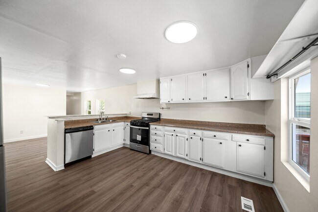 Building Photo - 562 Eastwood Dr