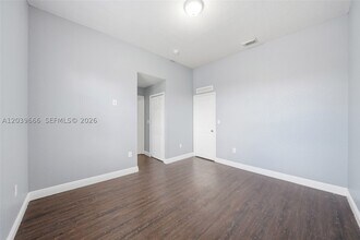 Building Photo - 902 SW 8th Pl