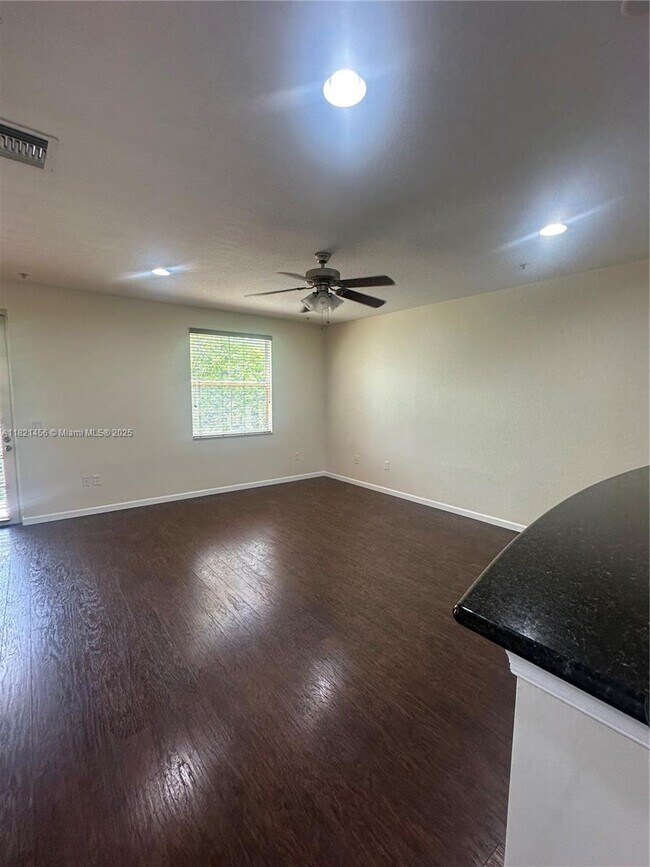 Foto del edificio - 3924 Passion Flower Rd