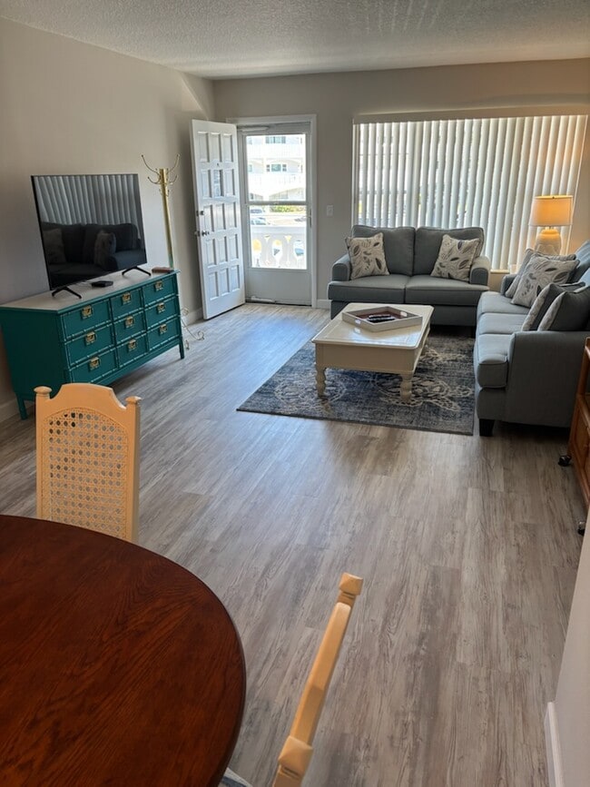 Building Photo - 2469 Franciscan Dr