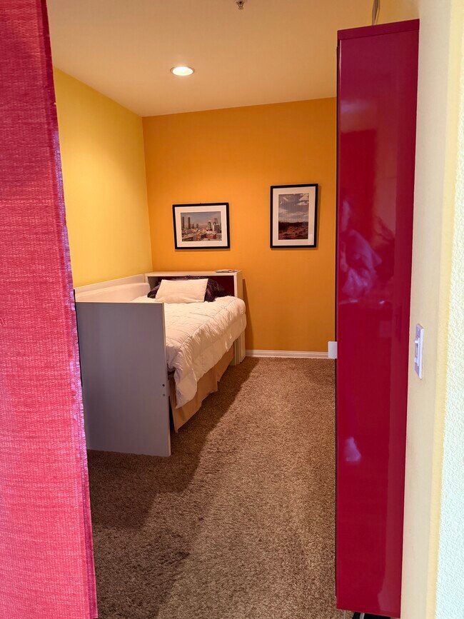 Den - 3857 Pell Pl