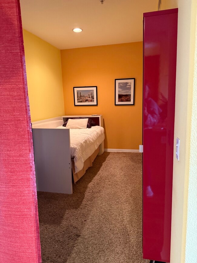 Den - 3857 Pell Pl