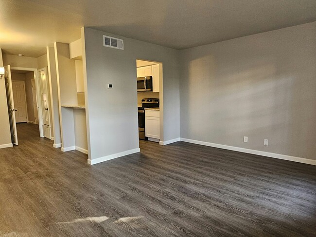 Foto del edificio - 2811 Woodbury Dr