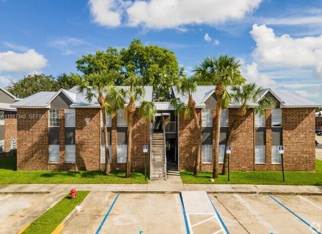 Foto del edificio - 2000 S Main St