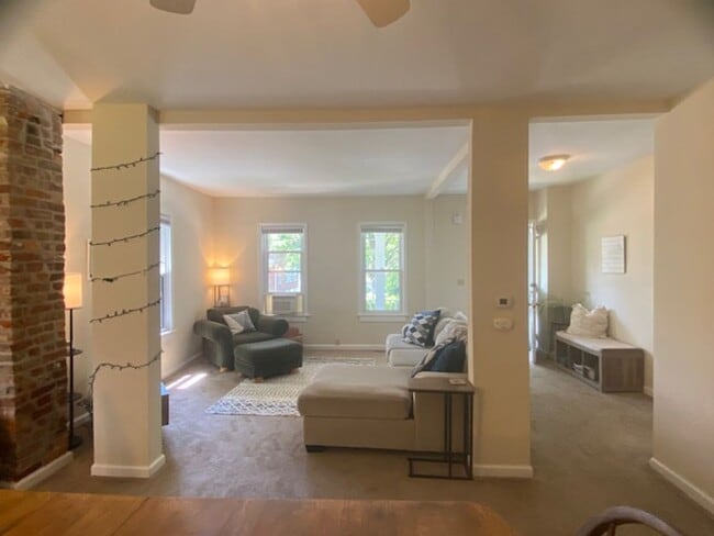 Building Photo - Single 4 Bedroom, 2 Full Bathrooms located...