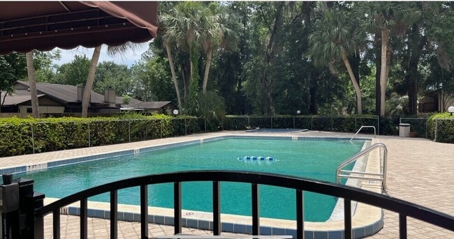 Piscina - Village Square Apartments