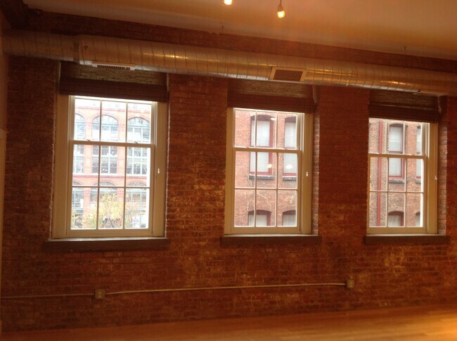 Building Photo - 1260 W 4th St