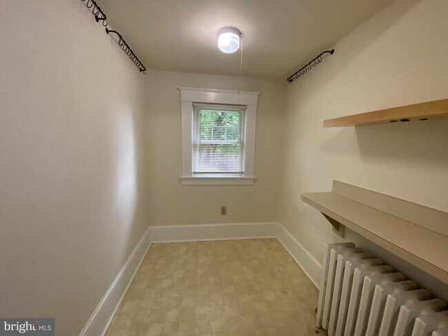 Building Photo - 907 Brompton St