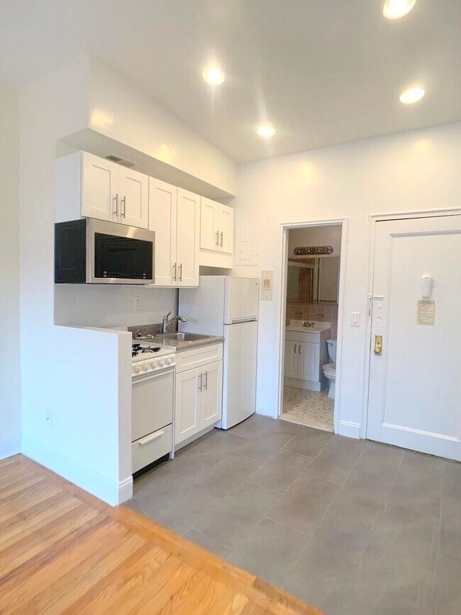 Foto del edificio - 225 E 10th St