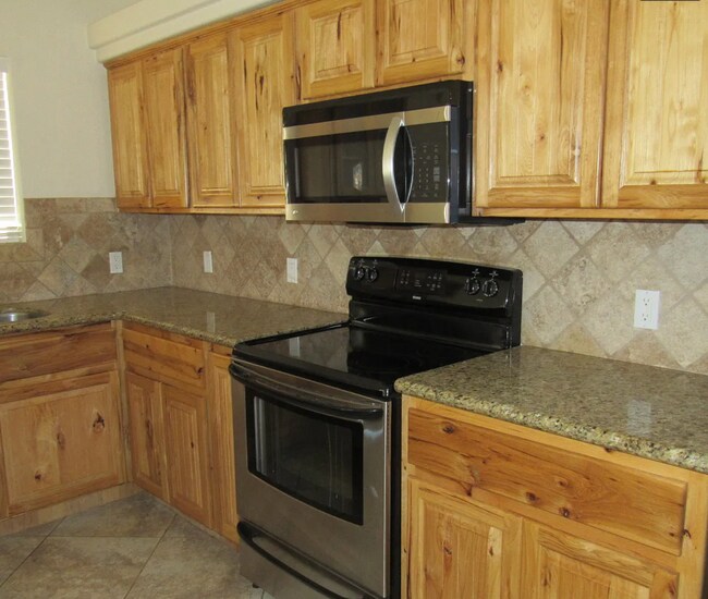 Building Photo - Townhome - Boat deep garage - Long term - ...