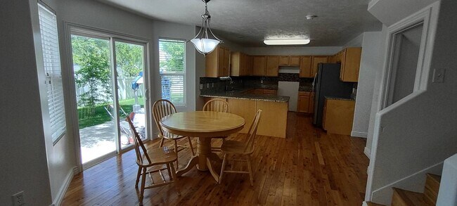Foto del edificio - Beautiful 2 Story Home w attached 2 car ga...