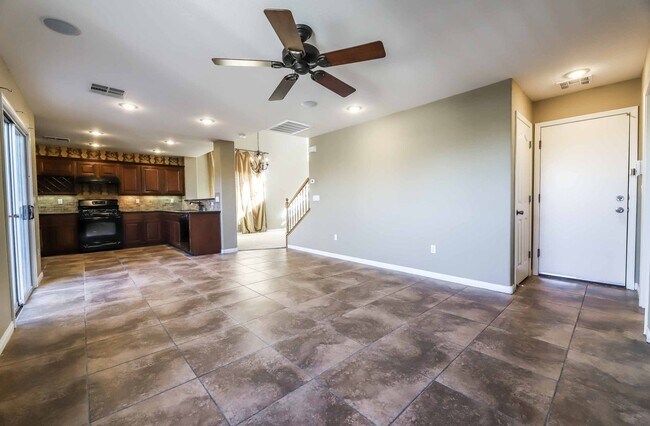 Foto del edificio - Two story 3 BEDROOM home located in the so...