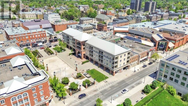 Photo du bâtiment - 150-150 Colborne St W