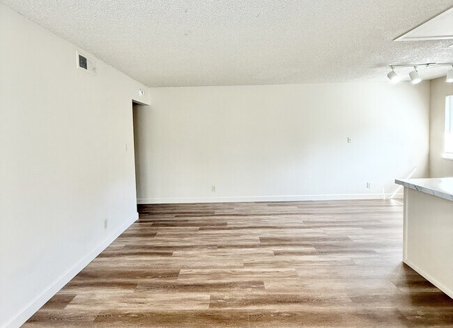 Foto del edificio - 2120 Chrysler Dr