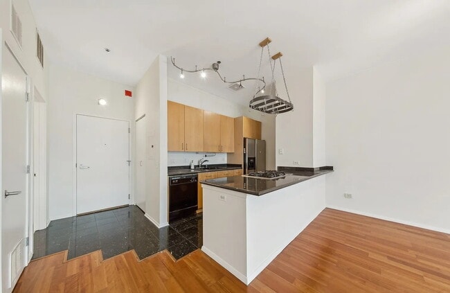 Building Photo - Modern Unit in Prime Location