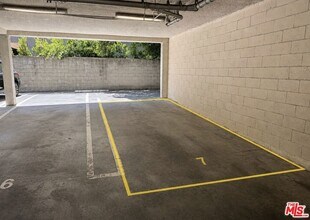 Building Photo - 13406 Moorpark St
