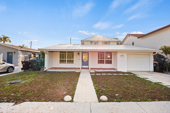 Building Photo - 1828 N Palmway