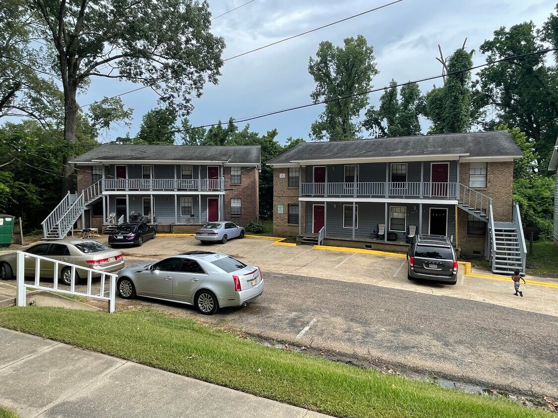 3 Bedroom 1 Bath Apartments - 140 Eastover Dr