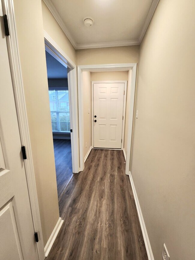 Building Photo - Spacious Townhome