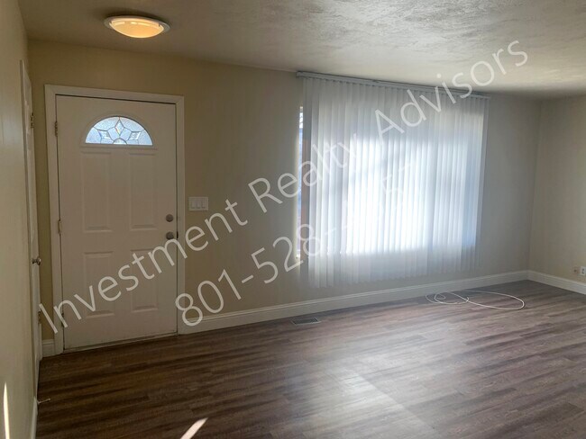 Building Photo - 4580 E Wellington St