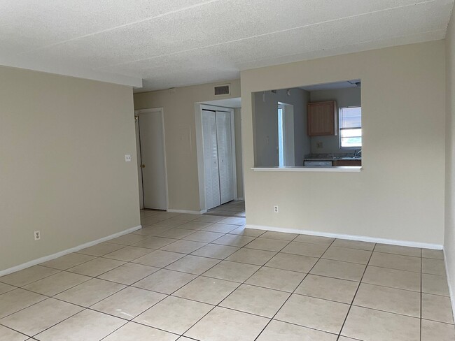 Foto del edificio - 1bed/1bath Condo in Somerset community $11...