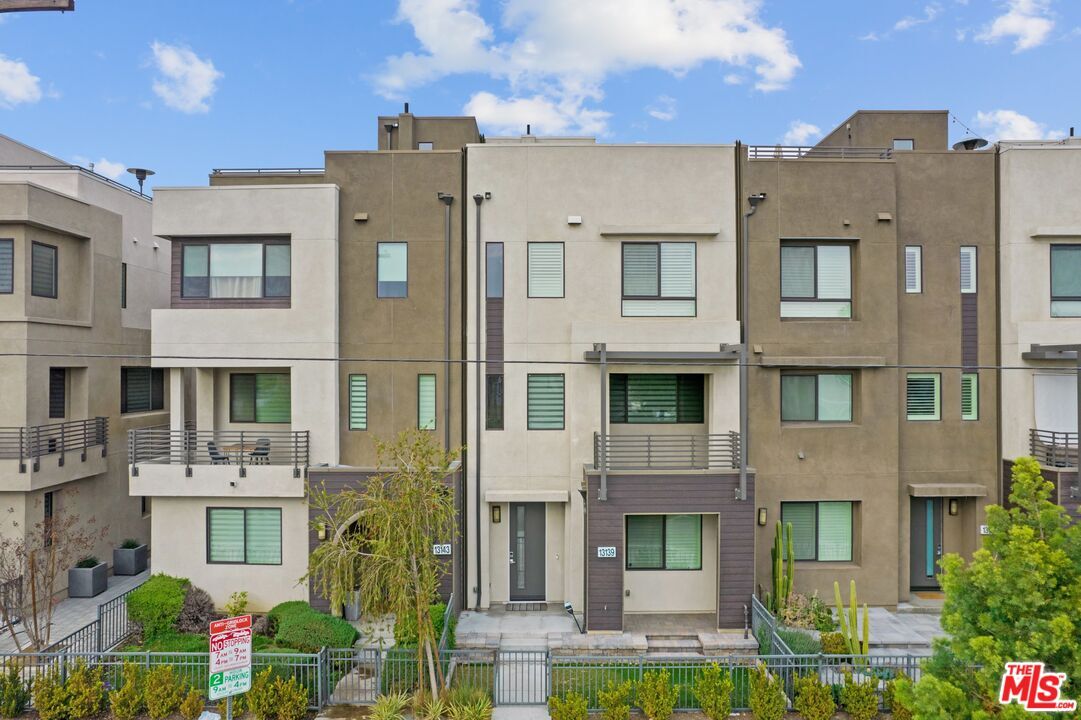 Primary Photo - 13139 Victory Blvd