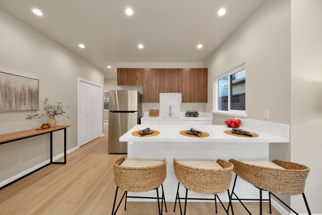 Barra húmeda en la planta baja - 1729 Keeaumoku St