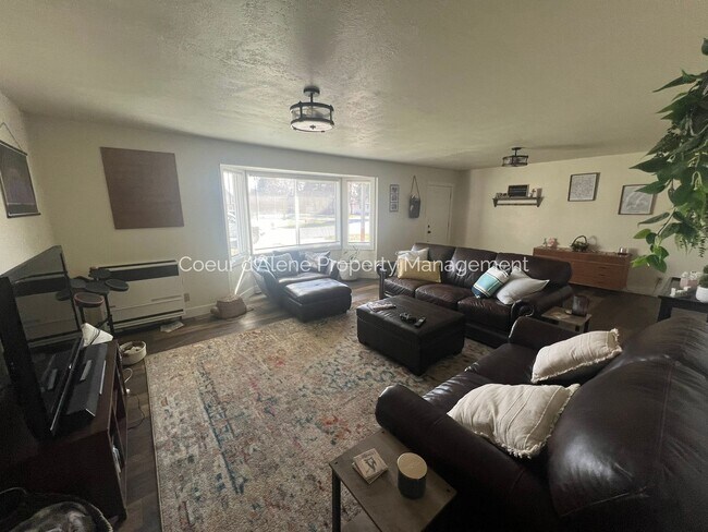 Building Photo - 10230 N Hillview Dr