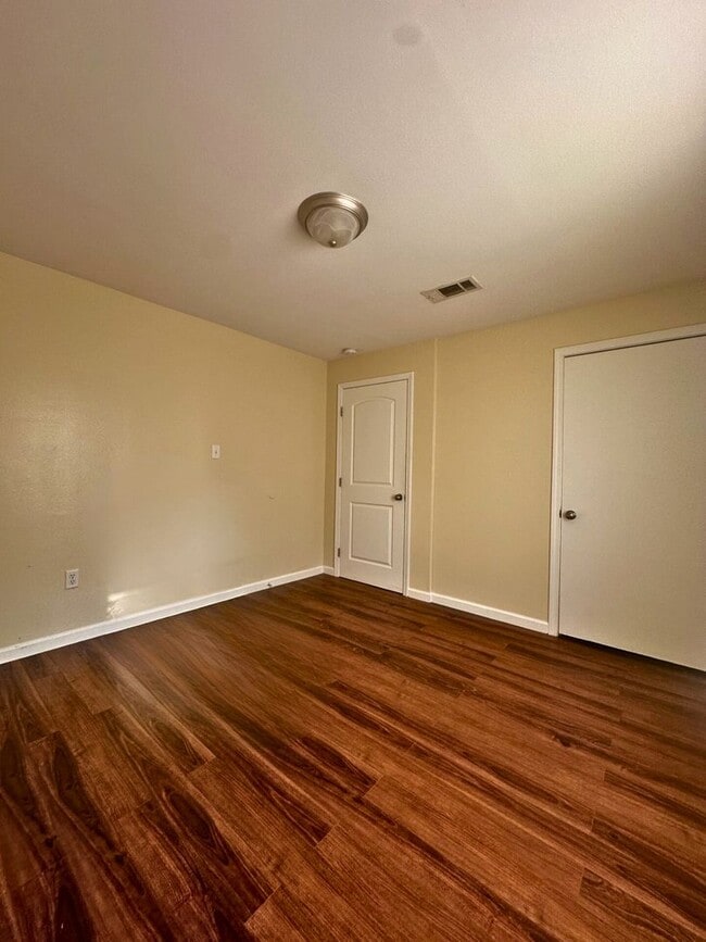 Building Photo - Cozy Country