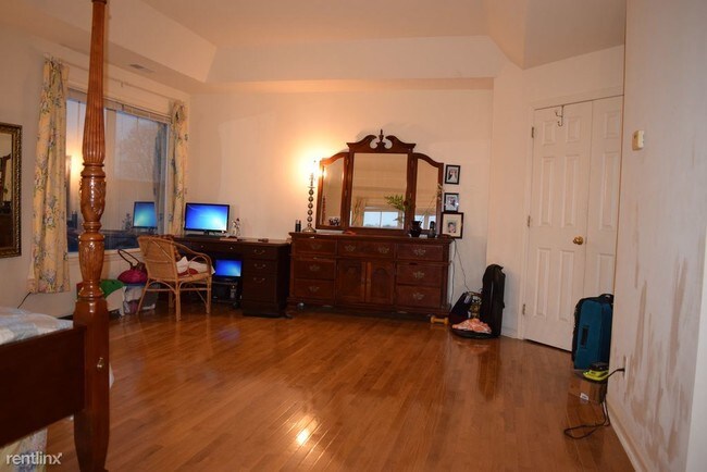 Building Photo - 4 Colonial Ct