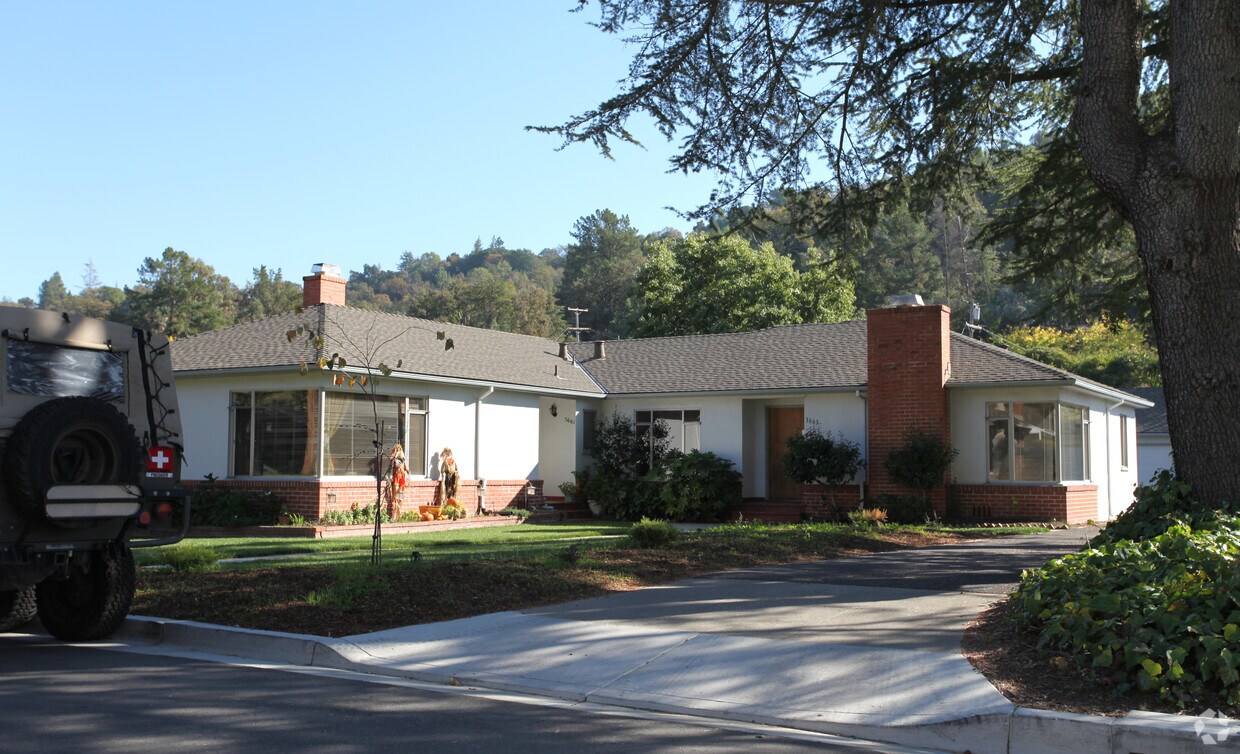 Primary Photo - 3661-3663 Mosswood Dr