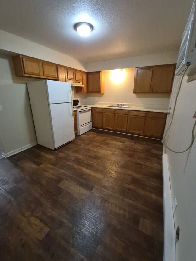 Building Photo - Montgomery Apartments