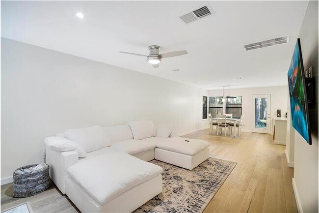 Foto del edificio - 34 Sawmill Grove Ln