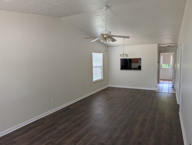 Sala de estar/Comedor - 2423 Chateau Ln