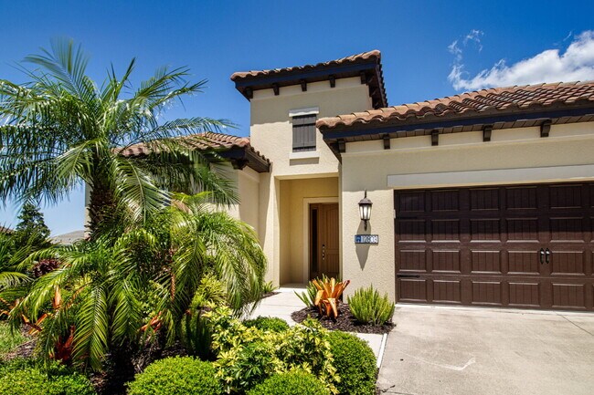 Building Photo - Fully-furnished pool home in Indigo!