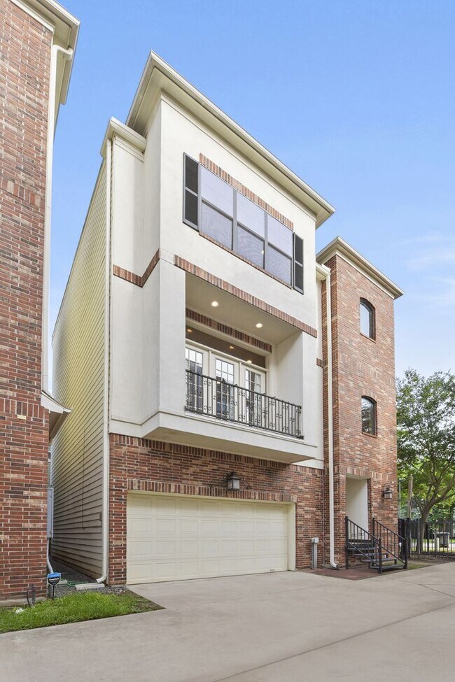 Foto del edificio - Elegant 3-Bedroom Home in Gated Inner Loop...