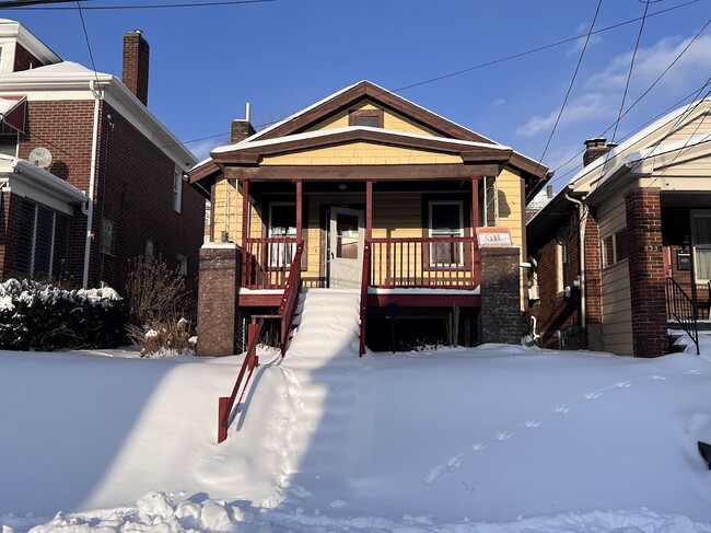 Building Photo - 827 Norwich Ave