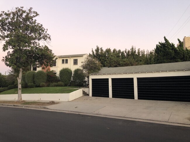 Building Photo - 1701 Kelton Ave