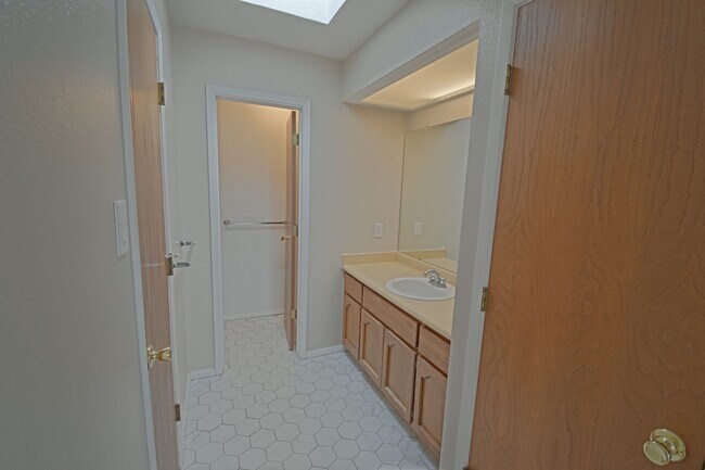 Building Photo - Cute NE Town Home